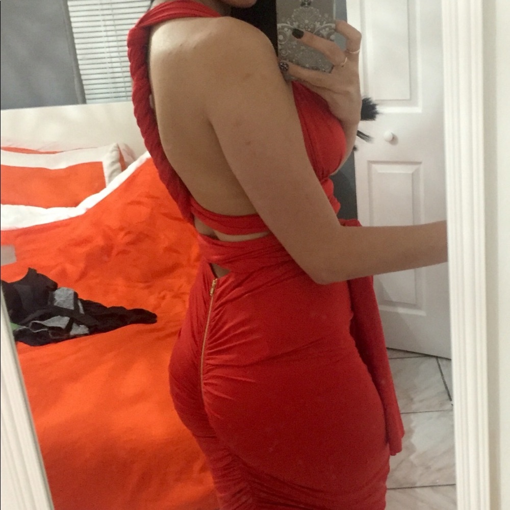 Red dress - Picture 3 of 3